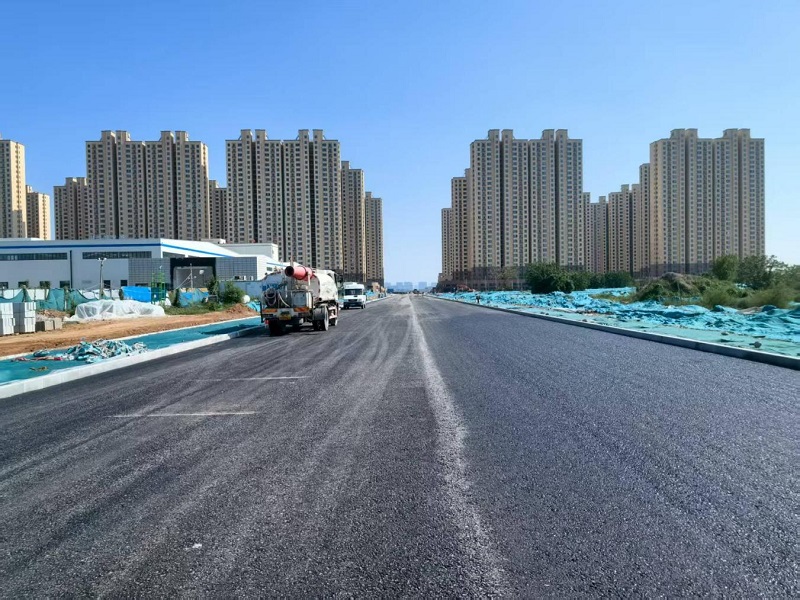 咸陽市裝備制造產(chǎn)業(yè)園天惠路(興業(yè)西路—城市運(yùn)動(dòng)公園)瀝青下面層順利貫通